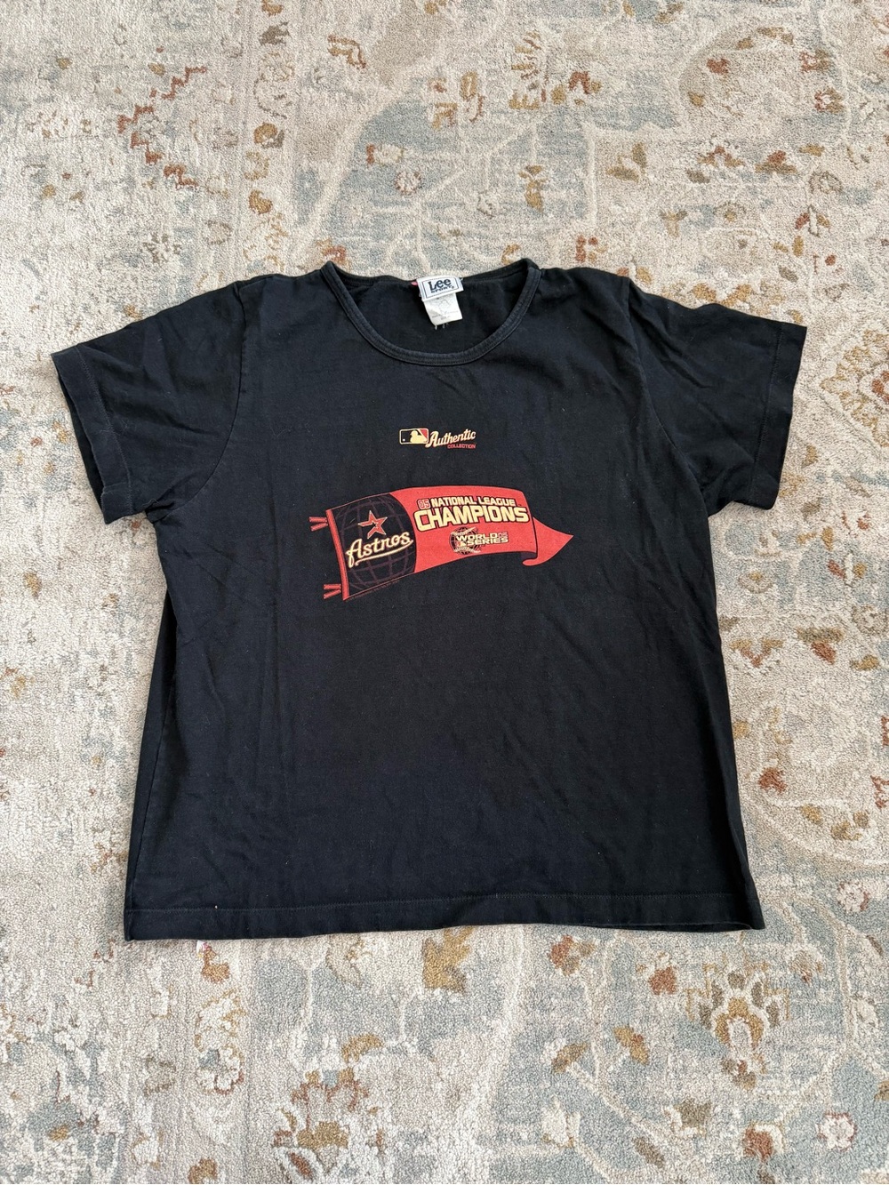 Lee women’s Black Astros Champions Banner Graphic Tee
